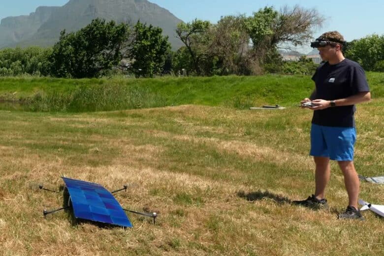 Le youtubeur va faire décoller le drone solaire.