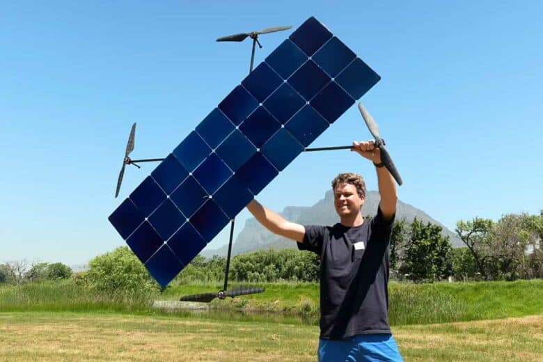 Le youtubeur et son drone solaire.