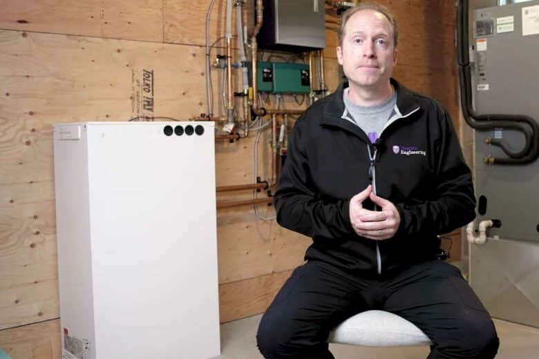 Le professeur Joshua Pearce devant une batterie résidentielle thermoélectrique.