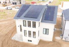 La maison Komoka équipée de panneaux solaires, d'une pompe à chaleur et d'une batterie thermoélectrique.