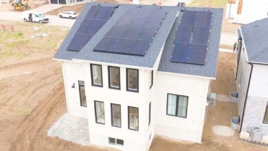 La maison Komoka équipée de panneaux solaires, d'une pompe à chaleur et d'une batterie thermoélectrique.