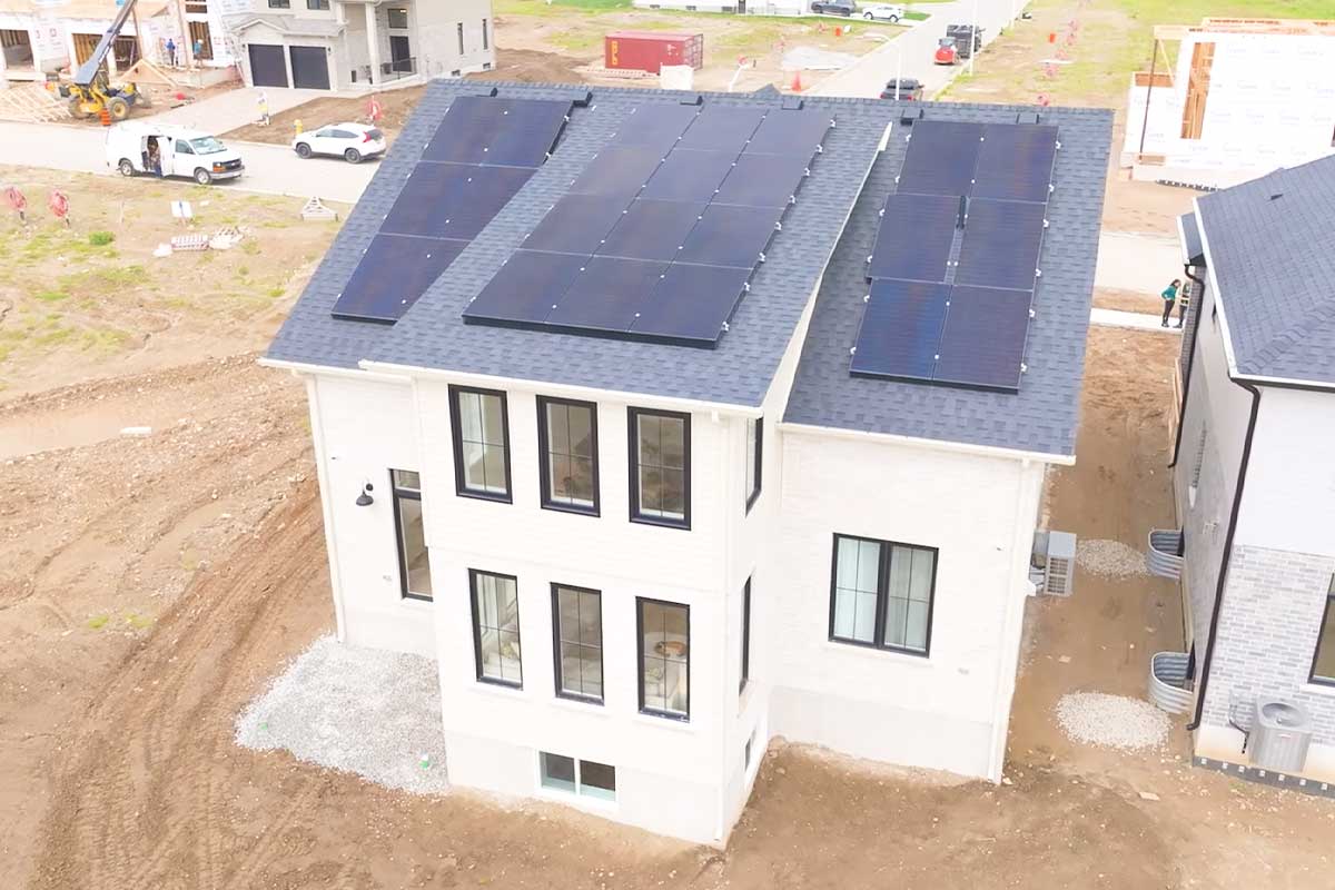 La maison Komoka équipée de panneaux solaires, d'une pompe à chaleur et d'une batterie thermoélectrique.