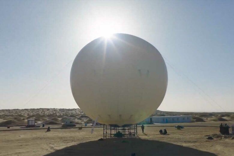 Un ballon géant gonflé à l'hélium.