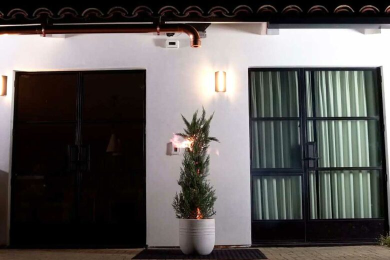 Une maison équipée avec des détecteurs et le dispositif anti-incendie sonore.