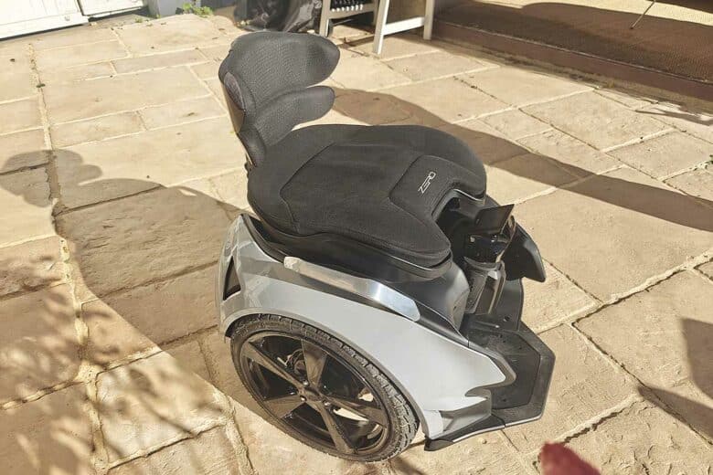 Un fauteuil roulant gyroscopique.