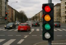 Une intersection dotée d'un feu à 4 couleurs.