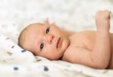 Un nourrisson en gros plan.