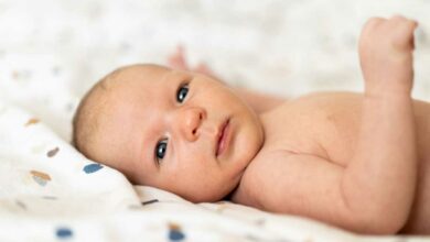 Un nourrisson en gros plan.