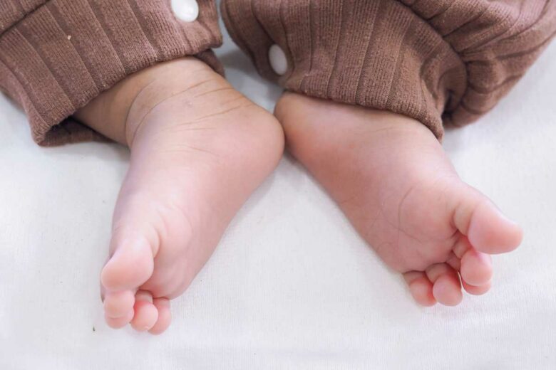 Des pieds de bébé.