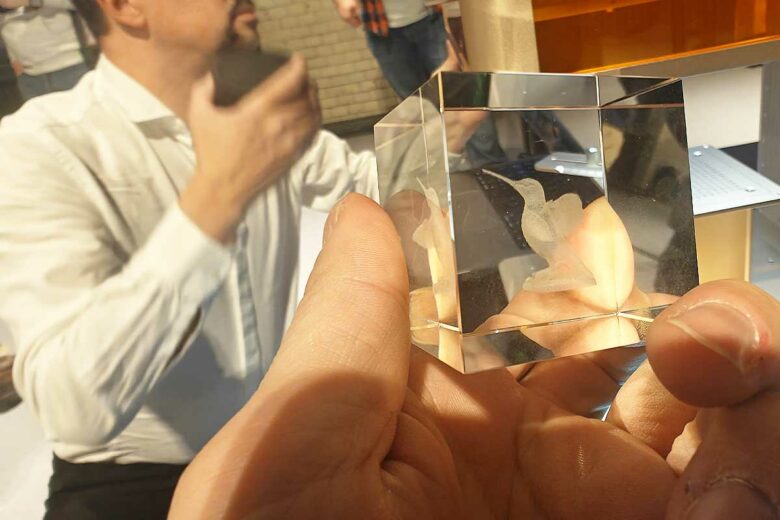 Un colibri réalisé avec le graveur laser.