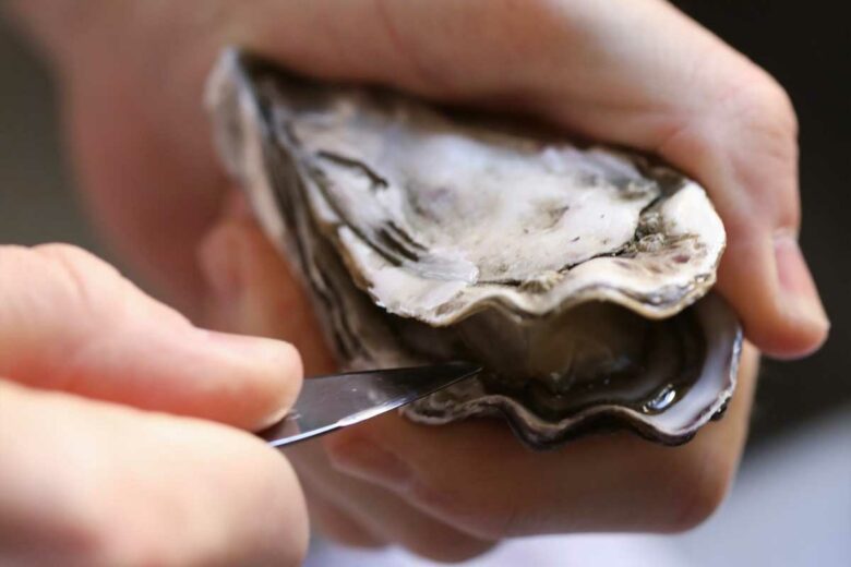 Ouverture d'une huître.