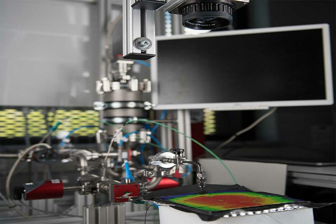 Dispositif pour mesurer la conductivité de l'isolant en fonction de la pression.