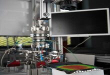 Dispositif pour mesurer la conductivité de l'isolant en fonction de la pression.