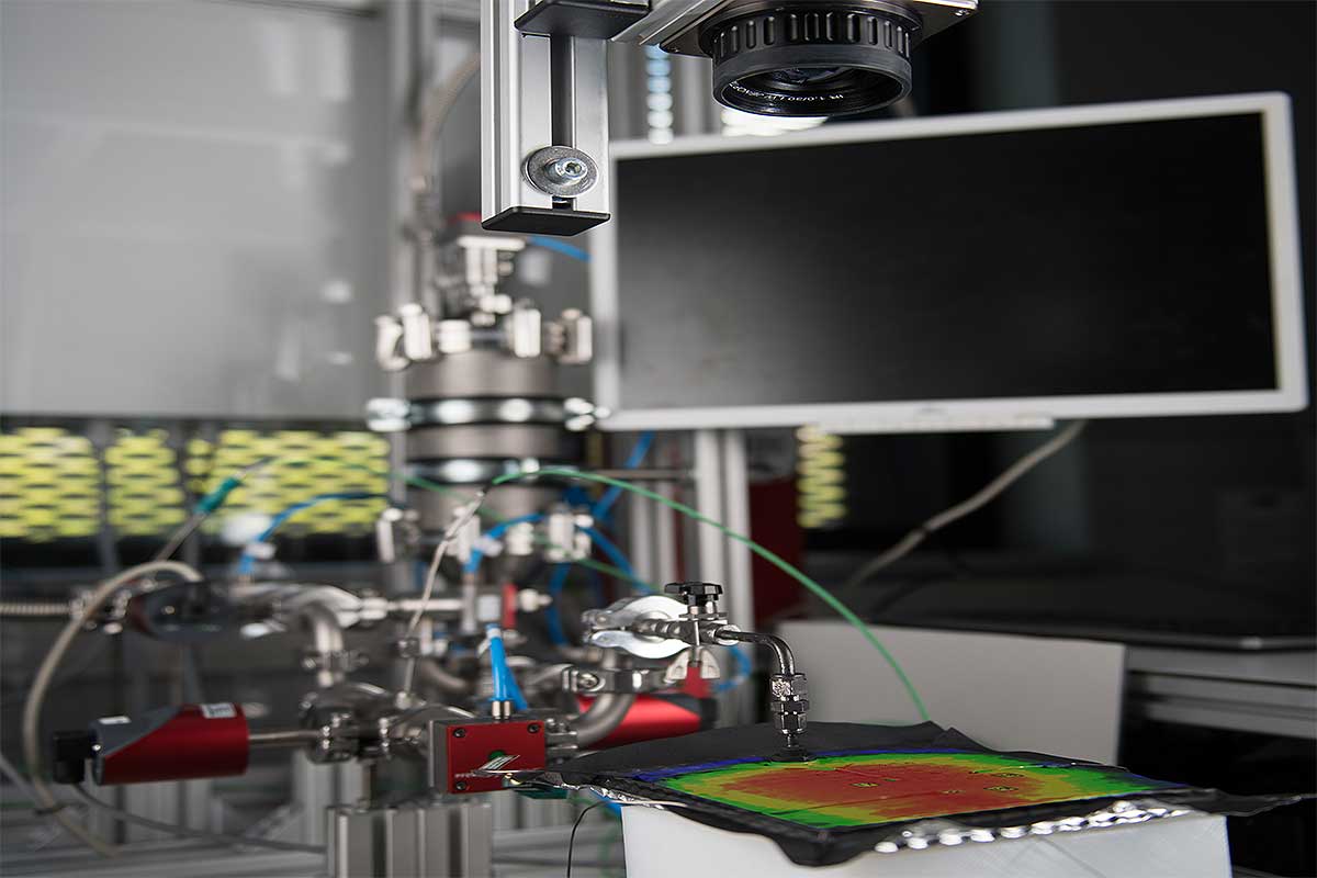 Dispositif pour mesurer la conductivité de l'isolant en fonction de la pression.