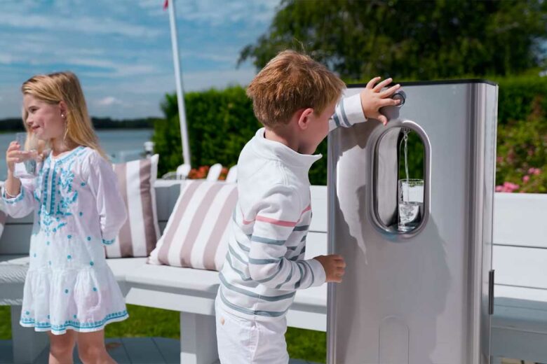 Un enfant se sert de l'eau.