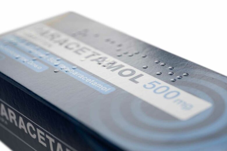 Une boite de médicament avec du braille.