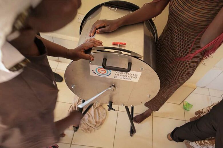 Des femmes utilisent la machine Divya.