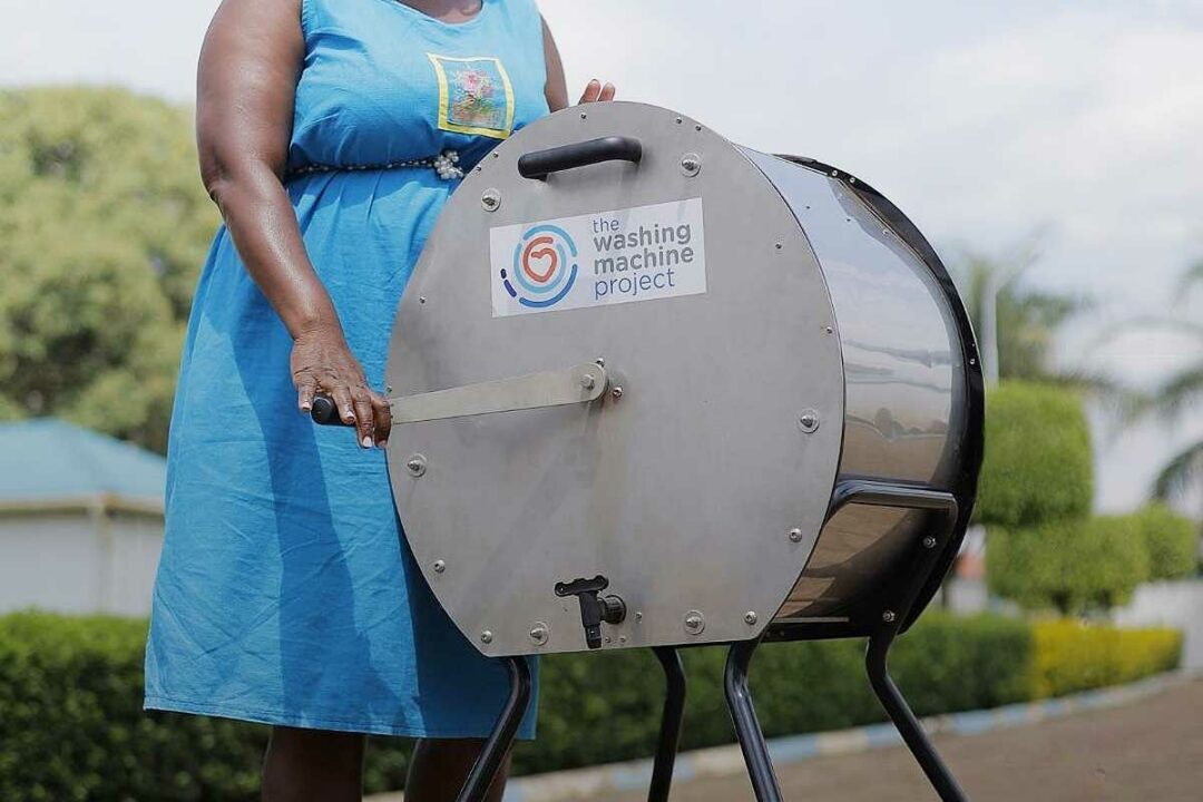 Une machine à laver manuelle.