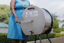 Une machine à laver manuelle.