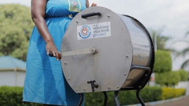 Une machine à laver manuelle.