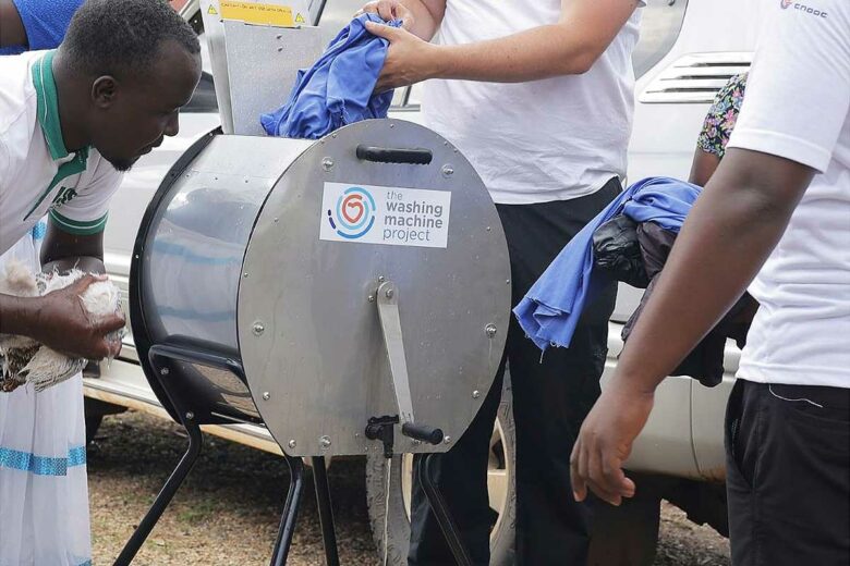 Démonstration de l'utilisation de la machine à laver à la population.