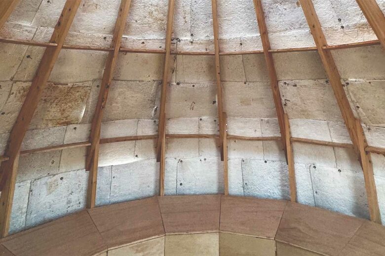 L'intérieur de la maison en mycelium.