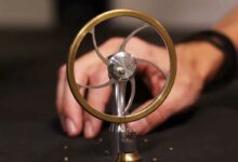 Un moteur Stirling alimenté par la différence de température.