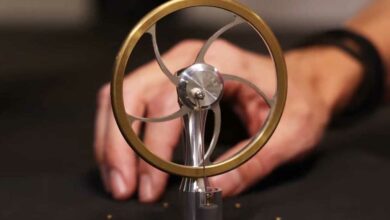 Un moteur Stirling alimenté par la différence de température.