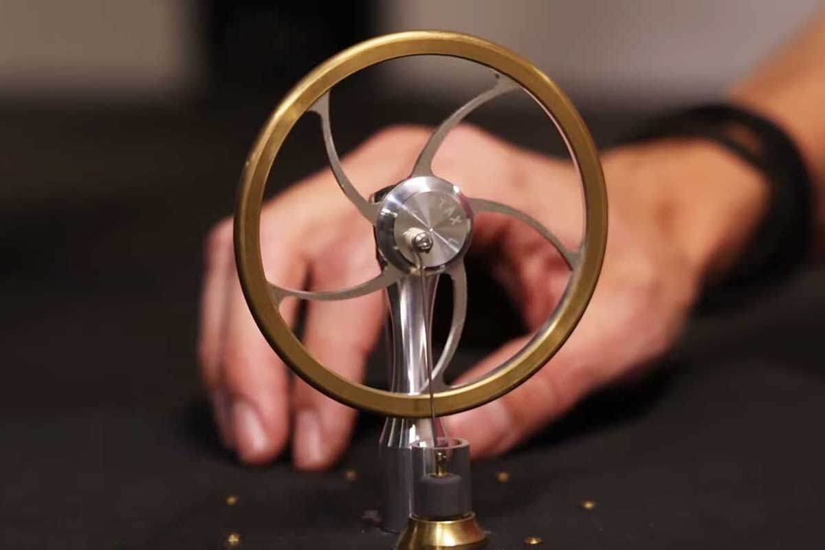 Un moteur Stirling alimenté par la différence de température.