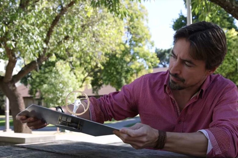 Le professeur Jeremy Munday et son moteur Stirling.