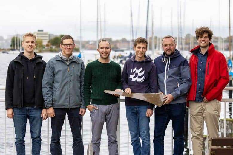 L'équipe de chercheurs de l'université de Kiel avec sa pale d'éolienne en fibres naturelles.