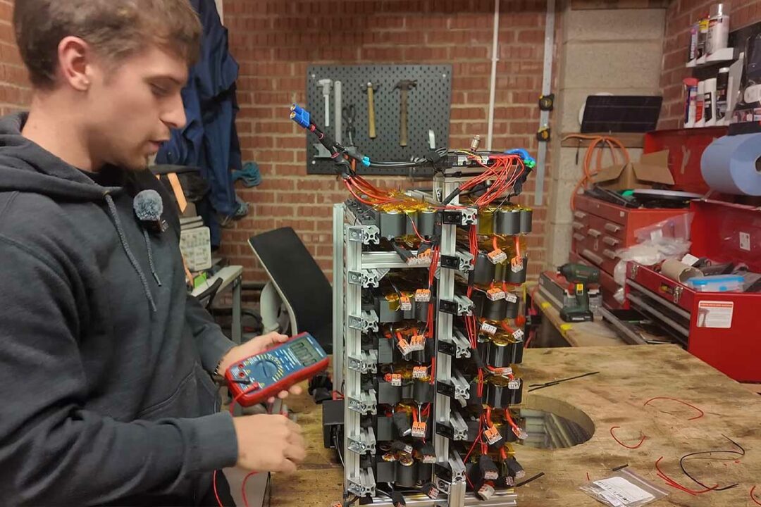 Un youtubeur fabrique une batterie résidentielle.