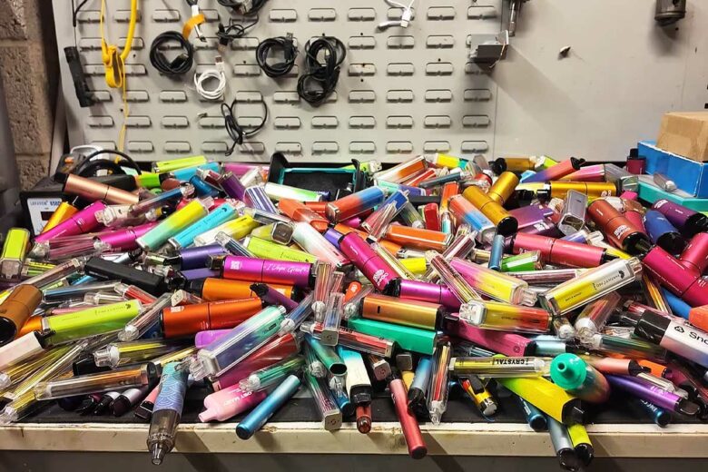 De nombreuses cigarettes électroniques sur un établi.