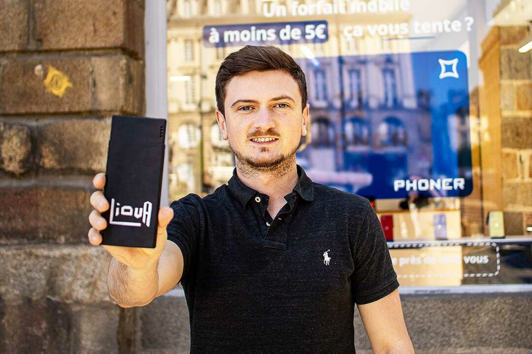 Un vendeur tenant la powerbank Liova.