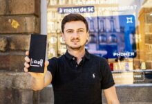 Un vendeur tenant la powerbank Liova.