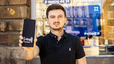 Un vendeur tenant la powerbank Liova.