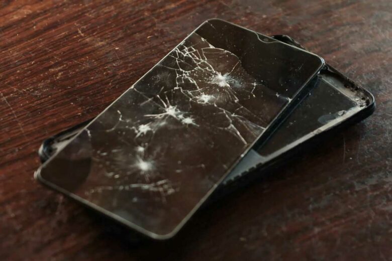 Un téléphone cassé.