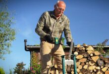 Un homme fend des bûches.