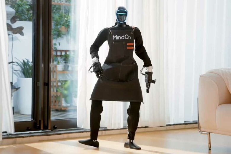 Un robot humanoïde dans le salon.