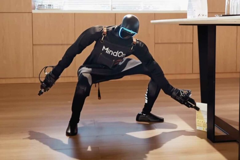 Le robot MindOn ramasse un objet au sol.