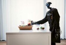 Le robot humanoïde range des objets sur une table.