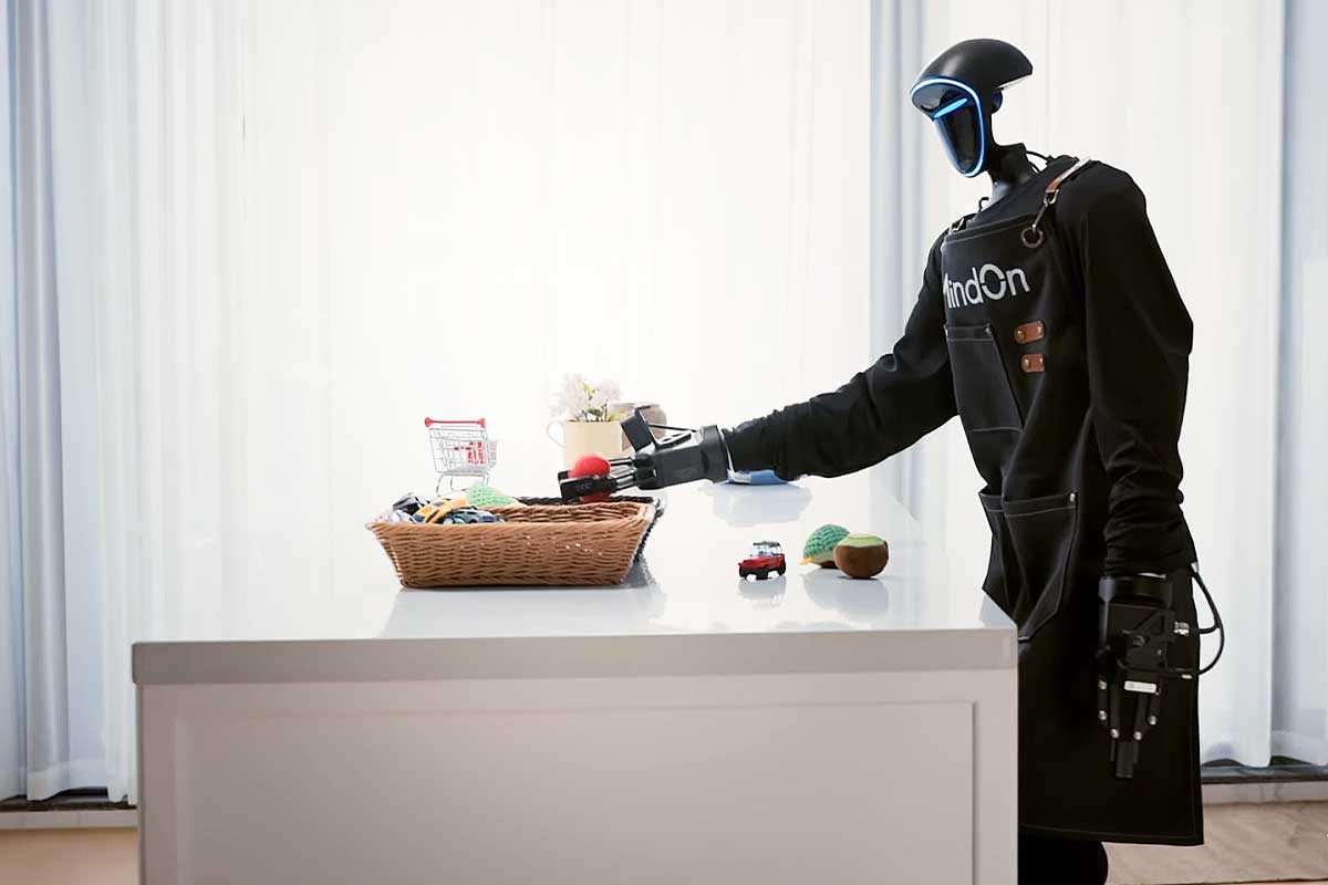 Le robot humanoïde range des objets sur une table.