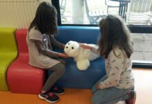 Deux jeunes filles et un phoque Paro.