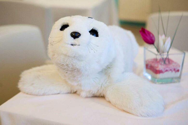 Un robot peluche en forme de phoque.