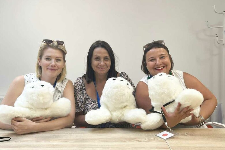 Une équipe de soignants avec des phoques Paro.