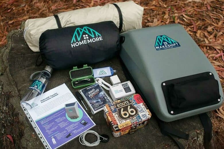 Le contenu du sac à dos solaire distribué par l'association.
