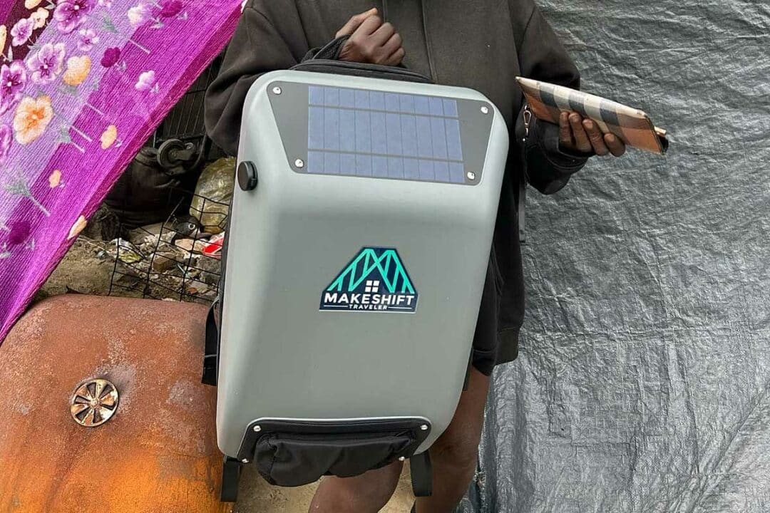 Un sac à dos solaire destiné à la distribution aux sans-abri.