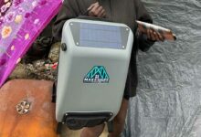 Un sac à dos solaire destiné à la distribution aux sans-abri.