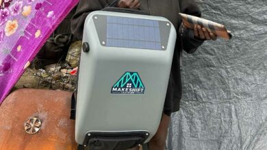 Un sac à dos solaire destiné à la distribution aux sans-abri.