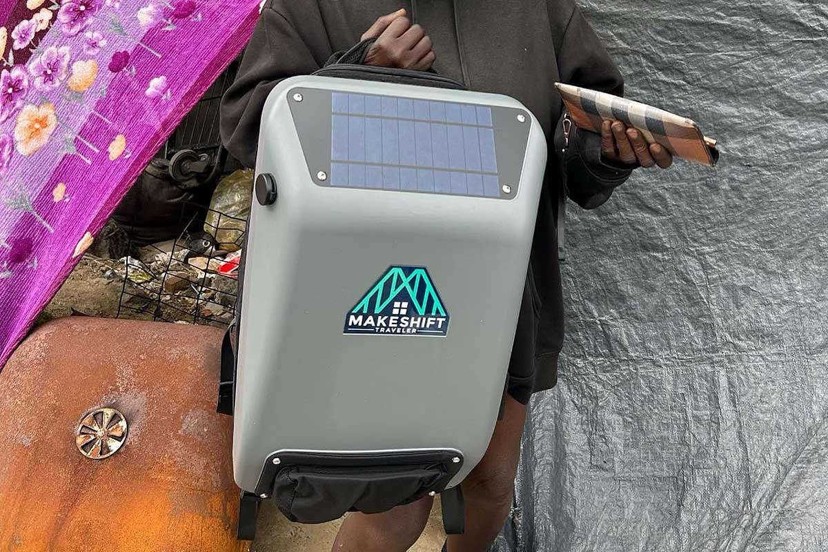 Un sac à dos solaire destiné à la distribution aux sans-abri.